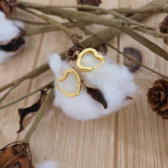 💛💛NEW💛💛SO CUTE!! Heart Huggie Hoop Earrings in GOLD Plating 💛💛 - Picture 14 of 16